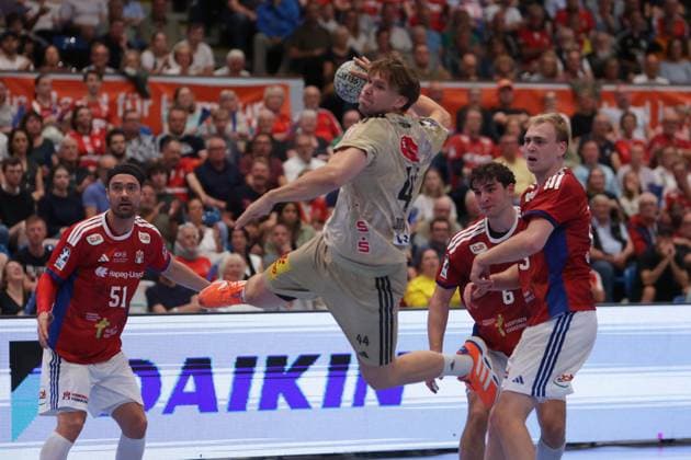 GER, xFSx, Hamburg,1. Daikin HBL Handball Bundesliga, Herren ,Saison 2025 2026 ,DHB, 2. Spieltag , HSV Handball vs TSV Hannover-Burgdorf, in der Sporthalle Hamburg , 03.09.2025 , v.l. Thomas Alfred Solstad (44,TSV Hannover Burgdorf) Copyright: HMBxMedia FernandoxSoares