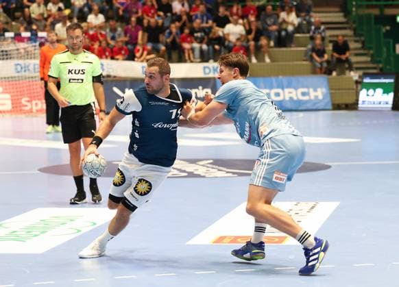 v.l. Tomas Babak (Bergischer HC 19), Florian Scheerer (HC Erlangen 10) Bergischer HC 06 vs. HC Erlangen, 2. Spieltag, Handball, DAIKIN HBL, Spielzeit 2025 2026, 03.09.2025 Bergischer HC 06 vs. HC Erlangen, 2. Spieltag, Handball, DAIKIN HBL, Spielzeit 2025 2026, 03.09.2025 Wuppertal Copyright: xEibner-Pressefoto ThomasxStoeckex EP_TSR