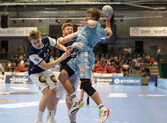 v.l. Julian Fuchs (Bergischer HC 46), Johannes Wasielewski (Bergischer HC 77) , Andri Runarsson (HC Erlangen 04) Bergischer HC 06 vs. HC Erlangen, 2. Spieltag, Handball, DAIKIN HBL, Spielzeit 2025 2026, 03.09.2025 Bergischer HC 06 vs. HC Erlangen, 2. Spieltag, Handball, DAIKIN HBL, Spielzeit 2025 2026, 03.09.2025 Wuppertal Copyright: xEibner-Pressefoto ThomasxStoeckex EP_TSR
