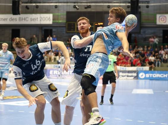v.l. Julian Fuchs (Bergischer HC 46), Johannes Wasielewski (Bergischer HC 77) , Andri Runarsson (HC Erlangen 04) Bergischer HC 06 vs. HC Erlangen, 2. Spieltag, Handball, DAIKIN HBL, Spielzeit 2025 2026, 03.09.2025 Bergischer HC 06 vs. HC Erlangen, 2. Spieltag, Handball, DAIKIN HBL, Spielzeit 2025 2026, 03.09.2025 Wuppertal Copyright: xEibner-Pressefoto ThomasxStoeckex EP_TSR