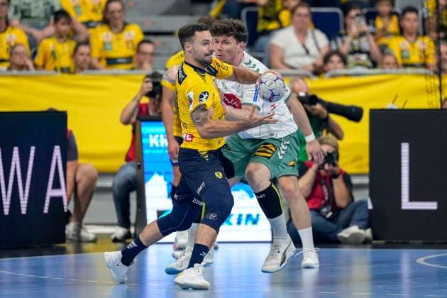 v.li.: Dani Baijens (RNL, 77), Philipp Vorlicek (GWD, 22), Zweikampf, Spielszene, Duell, duel, tackle, tackling, Dynamik, Action, Aktion, 03.09.2025, Mannheim (Deutschland), Handball, Bundesliga, Rhein-Neckar Löwen - TSV GWD Minden