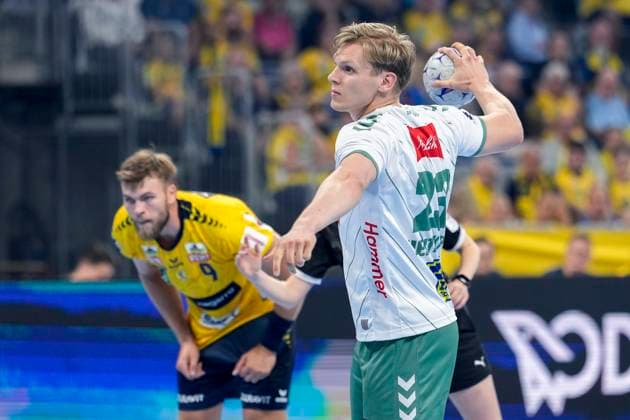 Niclas Benedict Heitkamp (GWD, 23), am Ball, Einzelbild, Einzelfoto, Aktion, Action, beim Siebenmeter, 7-Meter, Strafwurf, Spielszene, 03.09.2025, Mannheim (Deutschland), Handball, Bundesliga, Rhein-Neckar Löwen - TSV GWD Minden