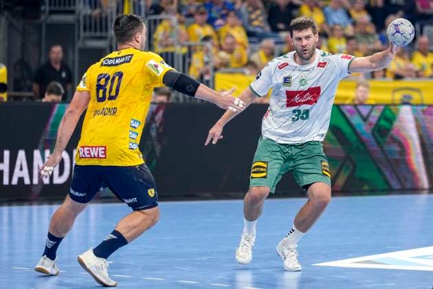 v.li.: Jannik Kohlbacher (RNL, 80), Malte Donker (GWD, 39), Aktion, Action, Spielszene, 03.09.2025, Mannheim (Deutschland), Handball, Bundesliga, Rhein-Neckar Löwen - TSV GWD Minden
