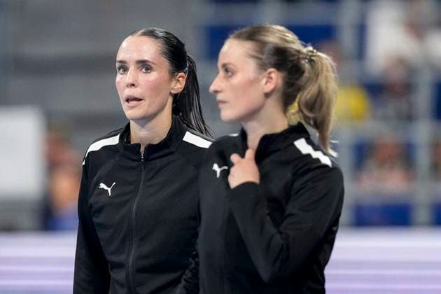 v.li.: Rosana Sug (Schiedsrichterin), Sophia Janz (Schiedsrichterin), Die beiden Schiedsrichterinnen, Schiedsrichtergespann, Aktion, Action, Spielszene, 03.09.2025, Mannheim (Deutschland), Handball, Bundesliga, Rhein-Neckar Löwen - TSV GWD Minden