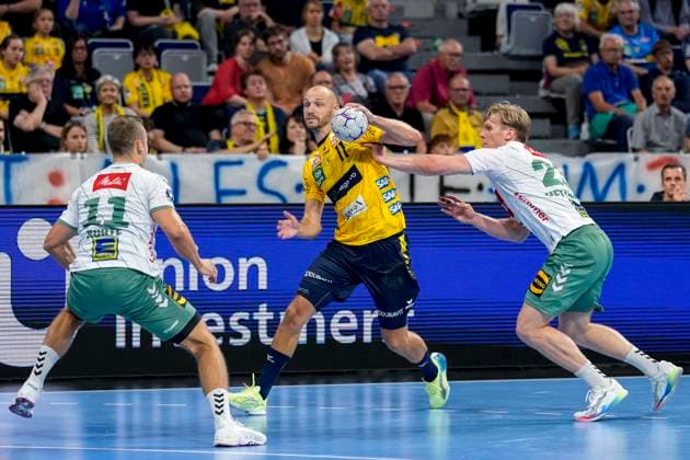 v.li.: Mats Korte (GWD, 11), Lukas Sandell (RNL, 11), Niclas Benedict Heitkamp (GWD, 23), Zweikampf, Spielszene, Duell, duel, tackle, tackling, Dynamik, Action, Aktion, 03.09.2025, Mannheim (Deutschland), Handball, Bundesliga, Rhein-Neckar Löwen - TSV GWD Minden