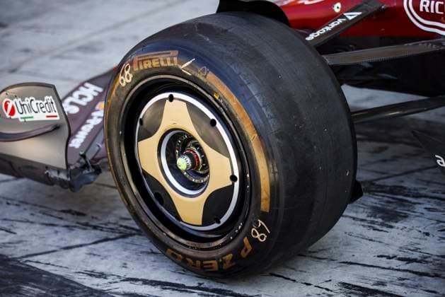 F1 - ITALIAN GRAND PRIX 2025 Scuderia Ferrari SF-25, special livery tyres, pneus, tyre, pneu, during the 2025 Formula 1 Pirelli Grand Premio d™Italia, 2025 Italian Grand Prix, 16th round of the 2025 FIA Formula One World Championship, WM, Weltmeisterschaft from September 5 to 7, 2025 on the Autodromo Nazionale Monza, in Monza, Italy - MonzaItaly Copyright: xXavixBonillax