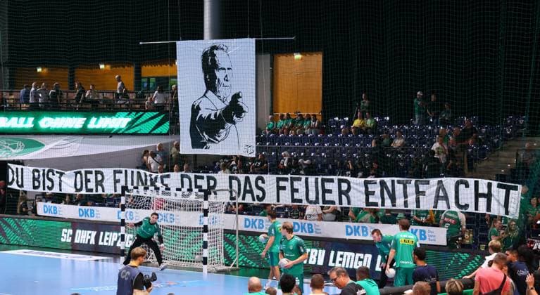 Leipzig, 04.09.2025, Arena Leipzig, Handball, Bundesliga, 2.Spieltag , SC DHfK Leipzig vs. TBV Lemgo , Im Bild; Fans von DHfK Leipzig.Spruchband Leipziger Fans. Clint Eastwood , Nur zur redaktionellen Nutzung. Only editorial use. , DHB HBL regulations prohibit any use of photographs as image sequences and or quasi-video. ,
