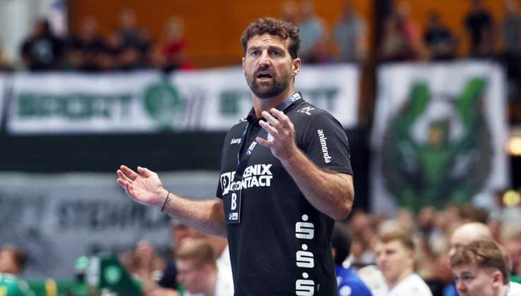 Leipzig, 04.09.2025, Arena Leipzig, Handball, Bundesliga, 2.Spieltag , SC DHfK Leipzig vs. TBV Lemgo , Im Bild; Trainer Florian Kehrmann, TBV Lemgo. , Nur zur redaktionellen Nutzung. Only editorial use. , DHB HBL regulations prohibit any use of photographs as image sequences and or quasi-video. ,