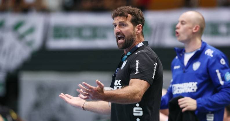 Leipzig, 04.09.2025, Arena Leipzig, Handball, Bundesliga, 2.Spieltag , SC DHfK Leipzig vs. TBV Lemgo , Im Bild; Trainer Florian Kehrmann, TBV Lemgo. , Nur zur redaktionellen Nutzung. Only editorial use. , DHB HBL regulations prohibit any use of photographs as image sequences and or quasi-video. ,