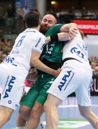Leipzig, 04.09.2025, Arena Leipzig, Handball, Bundesliga, 2.Spieltag , SC DHfK Leipzig vs. TBV Lemgo , Im Bild von links; Frederik Simak ( 8, Lemgo), Moritz Preuss (24, Leipzig), Nicolai Theilinger ( 3, Lemgo). , Nur zur redaktionellen Nutzung. Only editorial use. , DHB HBL regulations prohibit any use of photographs as image sequences and or quasi-video. ,