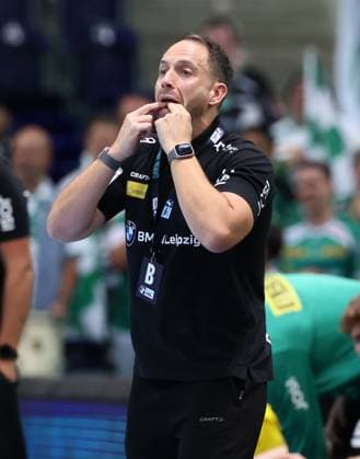 Leipzig, 04.09.2025, Arena Leipzig, Handball, Bundesliga, 2.Spieltag , SC DHfK Leipzig vs. TBV Lemgo , Im Bild; Trainer Raul Alonso, DHfK Leipzig. , Nur zur redaktionellen Nutzung. Only editorial use. , DHB HBL regulations prohibit any use of photographs as image sequences and or quasi-video. ,