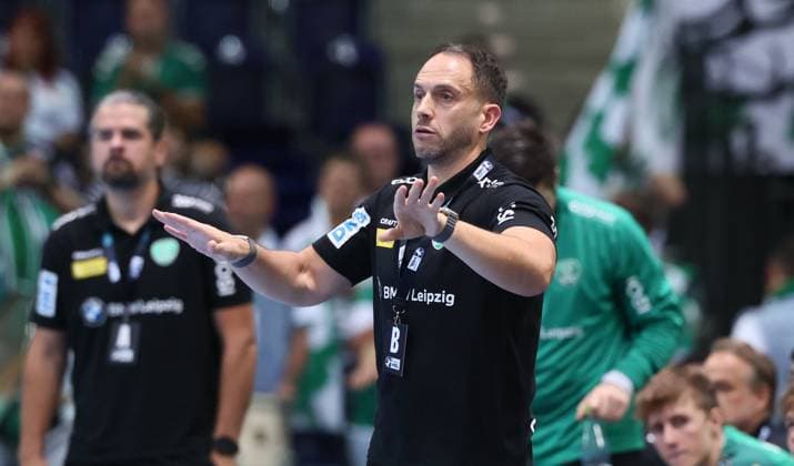 Leipzig, 04.09.2025, Arena Leipzig, Handball, Bundesliga, 2.Spieltag , SC DHfK Leipzig vs. TBV Lemgo , Im Bild; Trainer Raul Alonso, DHfK Leipzig. , Nur zur redaktionellen Nutzung. Only editorial use. , DHB HBL regulations prohibit any use of photographs as image sequences and or quasi-video. ,