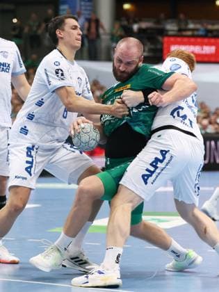 Leipzig, 04.09.2025, Arena Leipzig, Handball, Bundesliga, 2.Spieltag , SC DHfK Leipzig vs. TBV Lemgo , Im Bild von links; Frederik Simak ( 8, Lemgo), Moritz Preuss (24, Leipzig), Nicolai Theilinger ( 3, Lemgo). , Nur zur redaktionellen Nutzung. Only editorial use. , DHB HBL regulations prohibit any use of photographs as image sequences and or quasi-video. ,