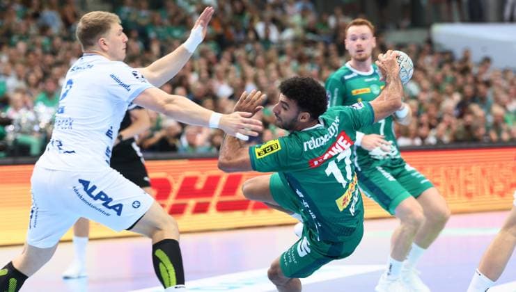 Leipzig, 04.09.2025, Arena Leipzig, Handball, Bundesliga, 2.Spieltag , SC DHfK Leipzig vs. TBV Lemgo , Im Bild von links; Lukas Hutecek ( 2, Lemgo), Ahmed Khairi (17, Leipzig). , Nur zur redaktionellen Nutzung. Only editorial use. , DHB HBL regulations prohibit any use of photographs as image sequences and or quasi-video. ,