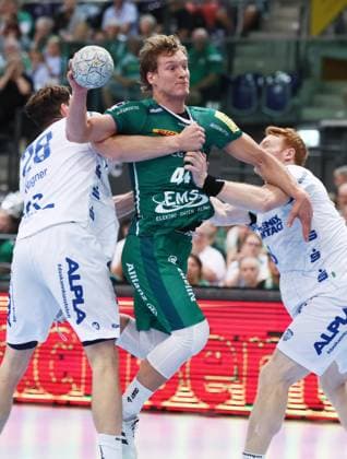Leipzig, 04.09.2025, Arena Leipzig, Handball, Bundesliga, 2.Spieltag , SC DHfK Leipzig vs. TBV Lemgo 29:34 , Im Bild von links; Hendrik Wagner ( 28, Lemgo), Blaer Hinriksson (44, Leipzig), Nicolai Theilinger ( 3, Lemgo). , Nur zur redaktionellen Nutzung. Only editorial use. , DHB HBL regulations prohibit any use of photographs as image sequences and or quasi-video. ,