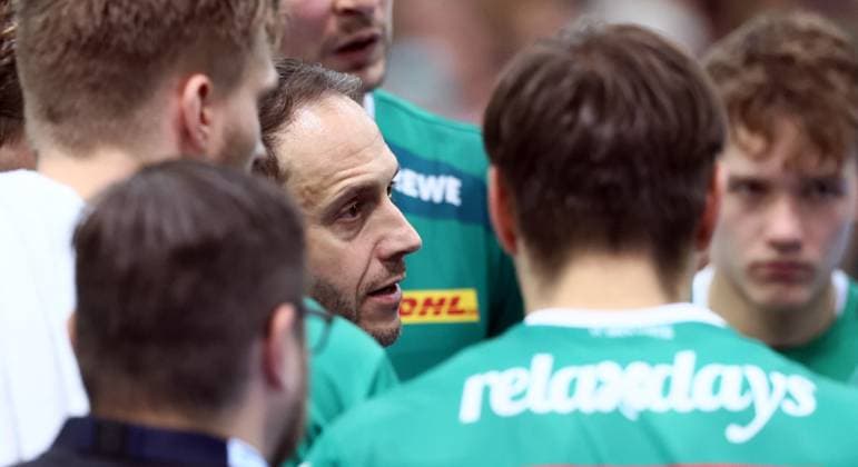 Leipzig, 04.09.2025, Arena Leipzig, Handball, Bundesliga, 2.Spieltag , SC DHfK Leipzig vs. TBV Lemgo , Im Bild; Trainer Raul Alonso, DHfK Leipzig. , Nur zur redaktionellen Nutzung. Only editorial use. , DHB HBL regulations prohibit any use of photographs as image sequences and or quasi-video. ,