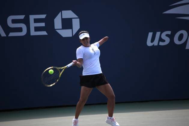 Sam shnowske vs thalita rodrigues in para standing t1, 1st round at us open tennis 2025. (spo) sam shnowske vs thalita rodrigues in para standing t1, 1st round at us open tennis 2025. September 4, 2025, new york, usa : american sam shnowske(in black cap & grey shirt) vs brazilian thalita rodrigues (in white cap & shirt) in para standing t1, 1st round of us open tennis 2025. Para standing tennis is the format for people with physical impairments who want to play tennis without using a wheelchair. This includes, but not limited to, people with limb loss, limb deficiencies, cerebral palsy, acquired brain injuries or people of short stature amid the 145th us open, which is one of four annual grand slam tennis tournaments, held in late august and early september on hard courts at the usta billie jean king national tennis center in flushing meadows, queens, new york. The tournament features men s, women s, and mixed singles and doubles championships, plus wheelchair events. It is run by the united states tennis association (usta) and is the final major tournament of the year. This 2025 tournament is celebrating the 75th anniversary of althea gibson breaking the color barrier, which is being honored with a special theme and artwork for the event. Credit: niyi fote thenews2 (Foto: Niyi Fote Thenews2 imago images) SPO Copyright: xNiyixFotex