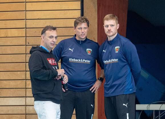 Handball, Herren, Saison 2025 2026, DAIKIN Handball-Bundesliga, Füchse Berlin, Training, v.l. Geschäftsführer Bob Hanning (Füchse Berlin), Trainer Nicolej Krickau (Füchse Berlin), Co-Trainer Maximilian Rinderle (Füchse Berlin), 05.09.2025, Copyright: xSebastianxRäppold MatthiasxKochx