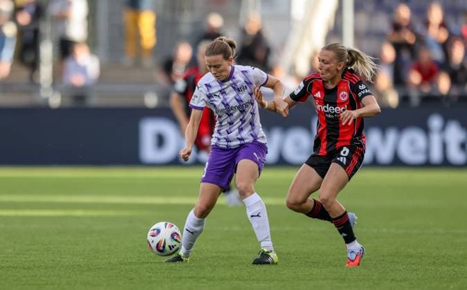 DEU, Frankfurt, Eintracht Frankfurt vs SGS Essen, Google Pixel Frauen Bundesliga DFB, Saison 2526, Stadion am Bretanobad, 1. Spieltag, im Bild v.l.n.r: Lena Ostermeier (SGS Essen 18),Elisa Senß (Eintracht Frankfurt 6) DFB DFL REGULATIONS PROHIBIT ANY USE OF PHOTOGRAPHS AS IMAGE SEQUENCES AND OR QUASI-VIDEO, 05.09.2025, Copyright: HMBxMedia HendrikxHamelau
