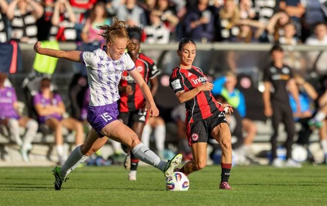 DEU, Frankfurt, Eintracht Frankfurt vs SGS Essen, Google Pixel Frauen Bundesliga DFB, Saison 2526, Stadion am Bretanobad, 1. Spieltag, im Bild v.l.n.r: Laura Pucks (SGS Essen 15), Erëleta Memeti (Eintracht Frankfurt 27) DFB DFL REGULATIONS PROHIBIT ANY USE OF PHOTOGRAPHS AS IMAGE SEQUENCES AND OR QUASI-VIDEO, 05.09.2025, Copyright: HMBxMedia HendrikxHamelau