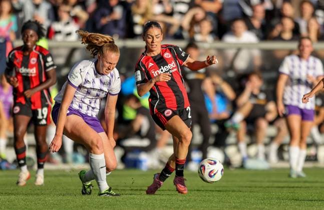 DEU, Frankfurt, Eintracht Frankfurt vs SGS Essen, Google Pixel Frauen Bundesliga DFB, Saison 2526, Stadion am Bretanobad, 1. Spieltag, im Bild v.l.n.r: Laura Pucks (SGS Essen 15), Erëleta Memeti (Eintracht Frankfurt 27) DFB DFL REGULATIONS PROHIBIT ANY USE OF PHOTOGRAPHS AS IMAGE SEQUENCES AND OR QUASI-VIDEO, 05.09.2025, Copyright: HMBxMedia HendrikxHamelau
