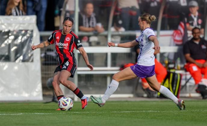 DEU, Frankfurt, Eintracht Frankfurt vs SGS Essen, Google Pixel Frauen Bundesliga DFB, Saison 2526, Stadion am Bretanobad, 1. Spieltag, im Bild v.l.n.r: GÃ raldine Reuteler (Eintracht Frankfurt 14), Paula Flach (SGS Essen 5) DFB DFL REGULATIONS PROHIBIT ANY USE OF PHOTOGRAPHS AS IMAGE SEQUENCES AND OR QUASI-VIDEO, 05.09.2025, Copyright: HMBxMedia HendrikxHamelau