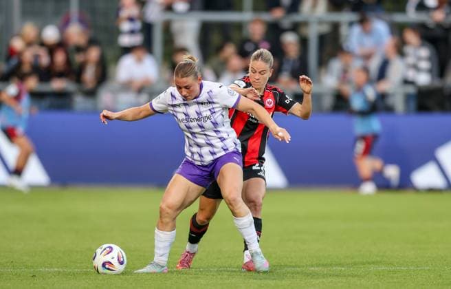 DEU, Frankfurt, Eintracht Frankfurt vs SGS Essen, Google Pixel Frauen Bundesliga DFB, Saison 2526, Stadion am Bretanobad, 1. Spieltag, im Bild v.l.n.r: Ramona Maier (SGS Essen 9), Nadine Riesen (Eintracht Frankfurt 22) DFB DFL REGULATIONS PROHIBIT ANY USE OF PHOTOGRAPHS AS IMAGE SEQUENCES AND OR QUASI-VIDEO, 05.09.2025, Copyright: HMBxMedia HendrikxHamelau