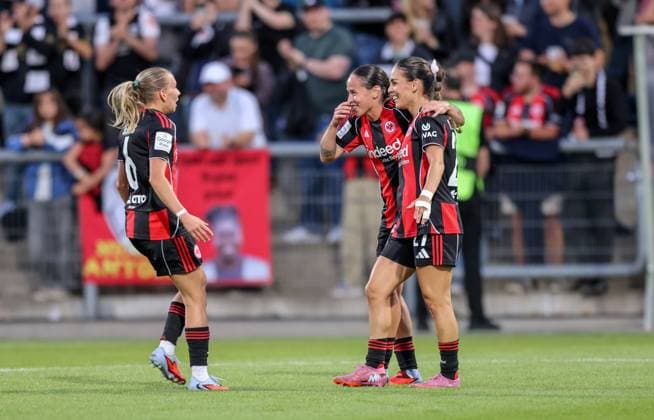 DEU, Frankfurt, Eintracht Frankfurt vs SGS Essen, Google Pixel Frauen Bundesliga DFB, Saison 2526, Stadion am Bretanobad, 1. Spieltag, im Bild: GÃ raldine Reuteler (Eintracht Frankfurt 14) erzielt das Tor zum 4:0, Jubel mit dem Team DFB DFL REGULATIONS PROHIBIT ANY USE OF PHOTOGRAPHS AS IMAGE SEQUENCES AND OR QUASI-VIDEO, 05.09.2025, Copyright: HMBxMedia HendrikxHamelau