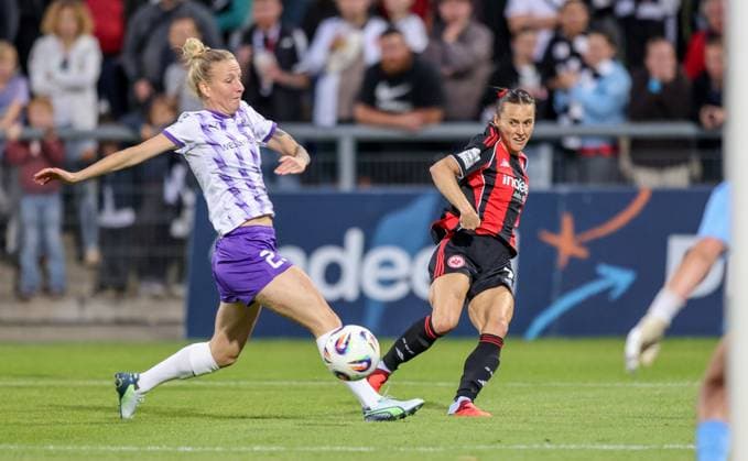 DEU, Frankfurt, Eintracht Frankfurt vs SGS Essen, Google Pixel Frauen Bundesliga DFB, Saison 2526, Stadion am Bretanobad, 1. Spieltag, im Bild v.l.n.r: Julia Debitzki (SGS Essen 23), Hayley Raso (Eintracht Frankfurt 7) DFB DFL REGULATIONS PROHIBIT ANY USE OF PHOTOGRAPHS AS IMAGE SEQUENCES AND OR QUASI-VIDEO, 05.09.2025, Copyright: HMBxMedia HendrikxHamelau