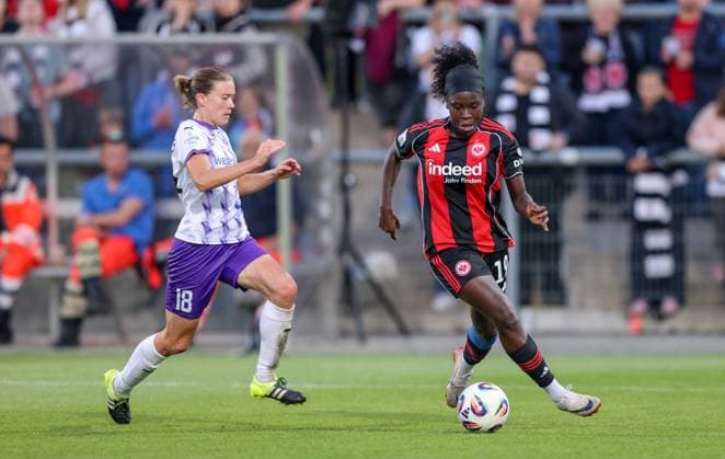 DEU, Frankfurt, Eintracht Frankfurt vs SGS Essen, Google Pixel Frauen Bundesliga DFB, Saison 2526, Stadion am Bretanobad, 1. Spieltag, im Bild v.l.n.r: Lena Ostermeier (SGS Essen 18), Nicole Anyomi (Eintracht Frankfurt 19) DFB DFL REGULATIONS PROHIBIT ANY USE OF PHOTOGRAPHS AS IMAGE SEQUENCES AND OR QUASI-VIDEO, 05.09.2025, Copyright: HMBxMedia HendrikxHamelau