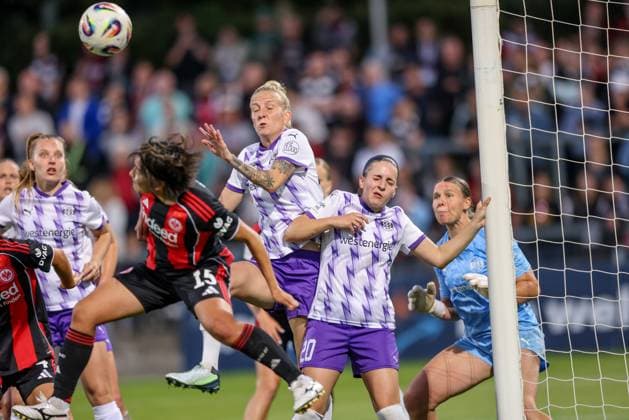DEU, Frankfurt, Eintracht Frankfurt vs SGS Essen, Google Pixel Frauen Bundesliga DFB, Saison 2526, Stadion am Bretanobad, 1. Spieltag, im Bild v.l.n.r: Remina Chiba (Eintracht Frankfurt 15), Leonie Köpp (SGS Essen 20) DFB DFL REGULATIONS PROHIBIT ANY USE OF PHOTOGRAPHS AS IMAGE SEQUENCES AND OR QUASI-VIDEO, 05.09.2025, Copyright: HMBxMedia HendrikxHamelau