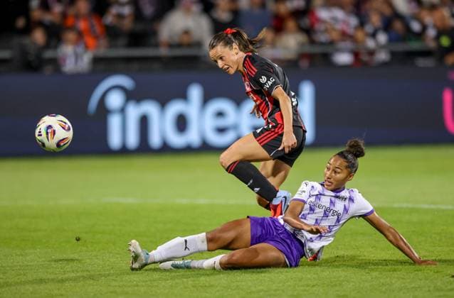 DEU, Frankfurt, Eintracht Frankfurt vs SGS Essen, Google Pixel Frauen Bundesliga DFB, Saison 2526, Stadion am Bretanobad, 1. Spieltag, im Bild: Hayley Raso (Eintracht Frankfurt 7), Vanessa Fürst (SGS Essen 8) DFB DFL REGULATIONS PROHIBIT ANY USE OF PHOTOGRAPHS AS IMAGE SEQUENCES AND OR QUASI-VIDEO, 05.09.2025, Copyright: HMBxMedia HendrikxHamelau