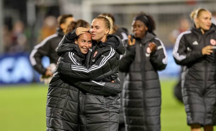 DEU, Frankfurt, Eintracht Frankfurt vs SGS Essen, Google Pixel Frauen Bundesliga DFB, Saison 2526, Stadion am Bretanobad, 1. Spieltag, im Bild: Eintracht Frankfurt schlägt Essen mit 5:0 und jubel, Freude und Jubel , GÃ raldine Reuteler (Eintracht Frankfurt 14) und Laura Freigang (Eintracht Frankfurt 10) DFB DFL REGULATIONS PROHIBIT ANY USE OF PHOTOGRAPHS AS IMAGE SEQUENCES AND OR QUASI-VIDEO, 05.09.2025, Copyright: HMBxMedia HendrikxHamelau