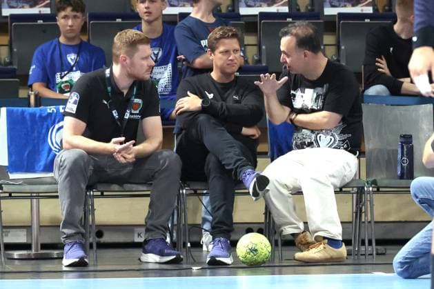 DEU, DHB, 1.HBL, Fuechse Berlin vs. SC Magdeburg, 06.09.2025, Max-Schmeling-Halle, Berlin, DEU, DHB, 1.HBL, Fuechse Berlin vs. SC Magdeburg, im Bild Cheftrainer Nicolej Krickau (Fuechse Berlin), Manager Bob Hanning (Fuechse Berlin), Co-Trainer Maximilian Rinderle (Fuechse Berlin)
