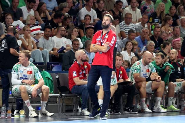 DEU, DHB, 1.HBL, Fuechse Berlin vs. SC Magdeburg, 06.09.2025, Max-Schmeling-Halle, Berlin, DEU, DHB, 1.HBL, Fuechse Berlin vs. SC Magdeburg, im Bild Trainer Bennet Wiegert (SC Magdeburg), Magdeburger-Spielerbank