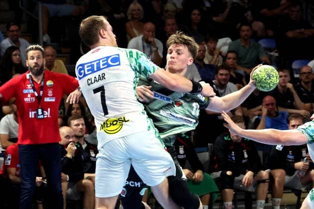 DEU, DHB, 1.HBL, Fuechse Berlin vs. SC Magdeburg, 06.09.2025, Max-Schmeling-Halle, Berlin, DEU, DHB, 1.HBL, Fuechse Berlin vs. SC Magdeburg, im Bild Nils Lichtlein (Fuechse Berlin 17), Felix Claar (SC Magdeburg 7)