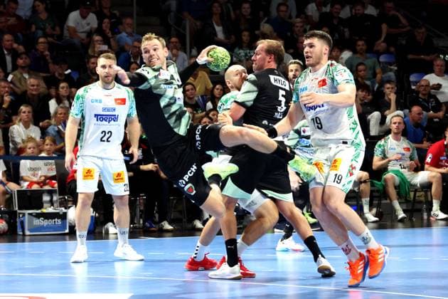 DEU, DHB, 1.HBL, Fuechse Berlin vs. SC Magdeburg, 06.09.2025, Max-Schmeling-Halle, Berlin, DEU, DHB, 1.HBL, Fuechse Berlin vs. SC Magdeburg, im Bild Mathias Gidsel (Fuechse Berlin 19), Max Darj (Fuechse Berlin 5), ELVAR OERN JONSSON (SC Magdeburg 19)