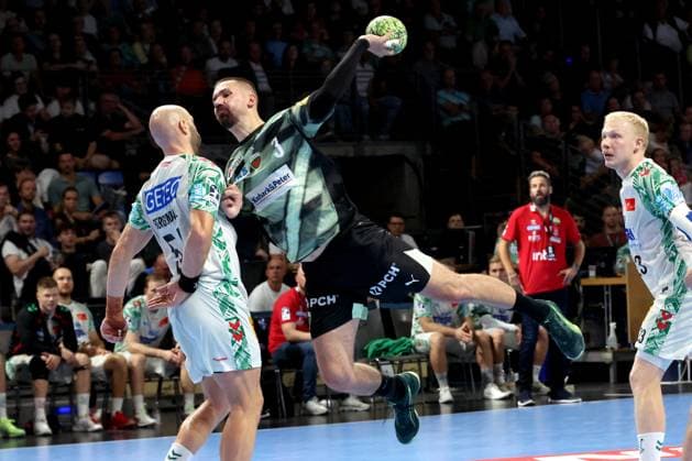 DEU, DHB, 1.HBL, Fuechse Berlin vs. SC Magdeburg, 06.09.2025, Max-Schmeling-Halle, Berlin, DEU, DHB, 1.HBL, Fuechse Berlin vs. SC Magdeburg, im Bild Fabian Wiede (Fuechse Berlin 3), Oscar Bergendahl (SC Magdeburg 54)