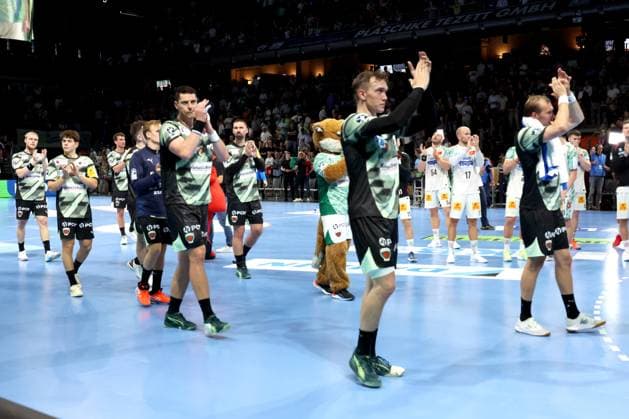 DEU, DHB, 1.HBL, Fuechse Berlin vs. SC Magdeburg, 06.09.2025, Max-Schmeling-Halle, Berlin, DEU, DHB, 1.HBL, Fuechse Berlin vs. SC Magdeburg, im Bild Fuechse-Spielerkreis, Lasse Andersson (Fuechse Berlin 11)