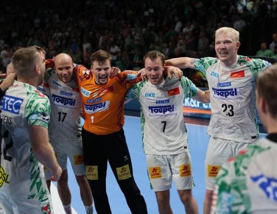 GER HBL Saison 2025 2026 FÜCHSE Berlin vs SC Magdeburg, 06.09.25, Max-Schmeling-Halle, Berlin, der SC Magdeburg feiert wichtigen Auswärtssieg gegen die FÜCHSE Berlin, Jubel, Emotion, Mannschaftskreis, =m220, Tim HORNKE (SC Magdeburg 17), Sergey HERNANDEZ FERRER (SC Magdeburg 1), Felix CLAAR (SC Magdeburg 7), Magnus SAUGSTRUP (SC Magdeburg 23)