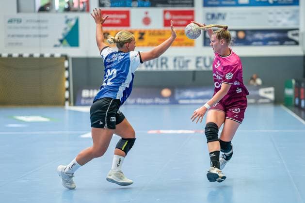 v.l. Judith Tietjen (HSG Blomberg-Lippe, 22) und Naina Klein (TUS Metzingen, 09) im Zweikampf GER, HSG Blomberg-Lippe vs. TuS Metzingen, Handball, ALSCO Frauen Bundesliga, Saison 2025 2026, 2. Spieltag, 06.09.2025. GER, HSG Blomberg-Lippe vs. TuS Metzingen, Handball, ALSCO Frauen Bundesliga, Saison 2025 2026, 2. Spieltag, 06.09.2025. Blomberg Copyright: xEibner-Pressefoto TimonxPetersx EP_EER