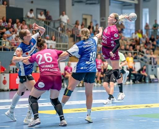 Charlotte Cholevova (TUS Metzingen, 96) im Torwurf gegen Maxi Muehlner (HSG Blomberg-Lippe, 10) GER, HSG Blomberg-Lippe vs. TuS Metzingen, Handball, ALSCO Frauen Bundesliga, Saison 2025 2026, 2. Spieltag, 06.09.2025. GER, HSG Blomberg-Lippe vs. TuS Metzingen, Handball, ALSCO Frauen Bundesliga, Saison 2025 2026, 2. Spieltag, 06.09.2025. Blomberg Copyright: xEibner-Pressefoto TimonxPetersx EP_EER