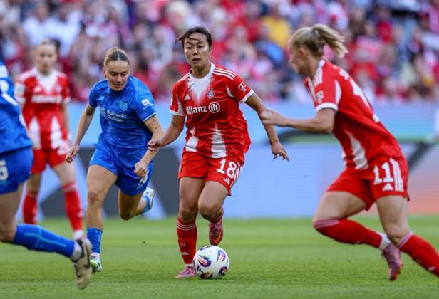 DEU, München, FC Bayern München vs Bayer Leverkusen, Google Pixel Frauen Bundesliga DFB, Saison 2526, Allianz Arena, 1. Spieltag, im Bild v.l.n.r: Sofie Zdebel (Bayer Leverkusen 16), Momoko Tanikawa (Bayern München 18) DFB DFL REGULATIONS PROHIBIT ANY USE OF PHOTOGRAPHS AS IMAGE SEQUENCES AND OR QUASI-VIDEO, 06.09.2025, Copyright: HMBxMedia HendrikxHamelau