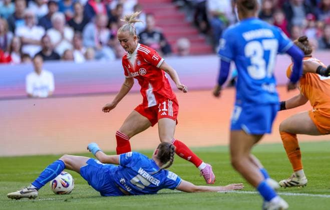 DEU, München, FC Bayern München vs Bayer Leverkusen, Google Pixel Frauen Bundesliga DFB, Saison 2526, Allianz Arena, 1. Spieltag, im Bild v.l.n.r: Claudia Wenger (Bayer Leverkusen 5), Lea Schüller (Bayern München 11) DFB DFL REGULATIONS PROHIBIT ANY USE OF PHOTOGRAPHS AS IMAGE SEQUENCES AND OR QUASI-VIDEO, 06.09.2025, Copyright: HMBxMedia HendrikxHamelau