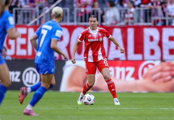 DEU, München, FC Bayern München vs Bayer Leverkusen, Google Pixel Frauen Bundesliga DFB, Saison 2526, Allianz Arena, 1. Spieltag, im Bild v.l.n.r: Cornelia Kramer (Bayer Leverkusen 7), Vanessa Gilles (Bayern München 2) DFB DFL REGULATIONS PROHIBIT ANY USE OF PHOTOGRAPHS AS IMAGE SEQUENCES AND OR QUASI-VIDEO, 06.09.2025, Copyright: HMBxMedia HendrikxHamelau