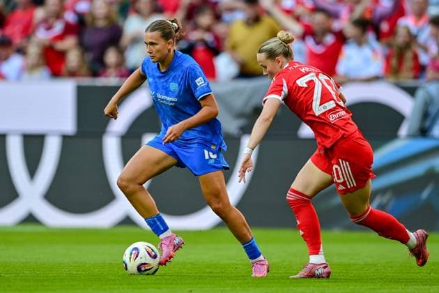 v.li.: Julia Mickenhagen (Bayer Leverkusen, 18) Franziska Kett (FC Bayern München, FCB, 20) im Zweikampf, Duell, duel, tackle, Dynamik, Action, Aktion, 06.09.2025, München (Deutschland), Fussball, Google Pixel Frauen-Bundesliga, FC Bayern München - Bayer Leverkusen, DFB DFL REGULATIONS PROHIBIT ANY USE OF PHOTOGRAPHS AS IMAGE SEQUENCES AND OR QUASI-VIDEO.