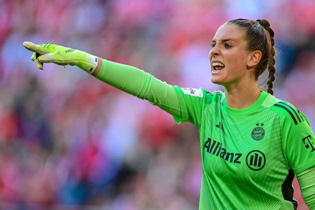 Ena Mahmutovic (Torwart, Torfrau, FC Bayern München, FCB, 32) gibt Anweisungen, gestikuliert, mit den Armen gestikulieren, gives instructions, gesticulate, Einzelbild, Aktion, Action, 06.09.2025, München (Deutschland), Fussball, Google Pixel Frauen-Bundesliga, FC Bayern München - Bayer Leverkusen, DFB DFL REGULATIONS PROHIBIT ANY USE OF PHOTOGRAPHS AS IMAGE SEQUENCES AND OR QUASI-VIDEO.