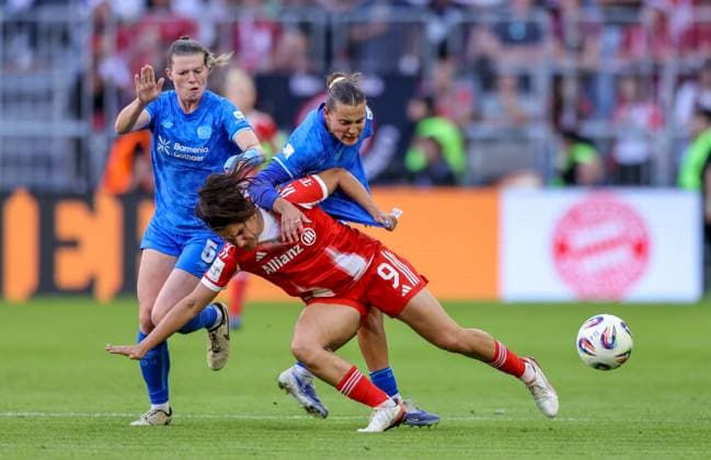 DEU, München, FC Bayern München vs Bayer Leverkusen, Google Pixel Frauen Bundesliga DFB, Saison 2526, Allianz Arena, 1. Spieltag, im Bild v.l.n.r: Claudia Wenger (Bayer Leverkusen 5), Jovana Damnjanović (Bayern München 9), Carlotta Wamser (Bayer Leverkusen 37), Zweikampf DFB DFL REGULATIONS PROHIBIT ANY USE OF PHOTOGRAPHS AS IMAGE SEQUENCES AND OR QUASI-VIDEO, 06.09.2025, Copyright: HMBxMedia HendrikxHamelau