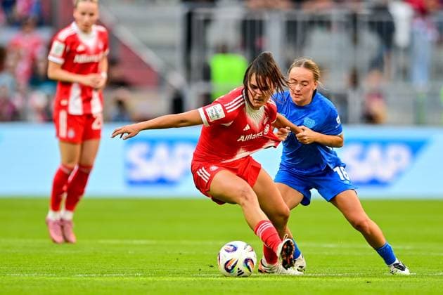 v.li.: Jovana Damnjanovic (FC Bayern München, FCB, 9) Sofie Zdebel (Bayer Leverkusen, 16) im Zweikampf, Duell, duel, tackle, Dynamik, Action, Aktion, 06.09.2025, München (Deutschland), Fussball, Google Pixel Frauen-Bundesliga, FC Bayern München - Bayer Leverkusen, DFB DFL REGULATIONS PROHIBIT ANY USE OF PHOTOGRAPHS AS IMAGE SEQUENCES AND OR QUASI-VIDEO.