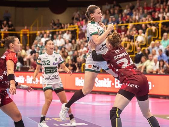 Luisa Scherer (Frisch Auf Frauen, 24) wirft, bedraengt von Meike Schmelzer (HSG Bensheim Auerbach, 24), aus dem Rueckraum, HSG Bensheim Auerbach vs. Frisch Auf Goeppingen, Handball, 1. Bundesliga, Spielzeit 2025 2026, 06.09.2025 HSG Bensheim Auerbach vs. Frisch Auf Goeppingen, Handball, 1. Bundesliga, Spielzeit 2025 2026, 06.09.2025 Bensheim Copyright: xMichaelxSchmidt Eibner-Pressefotx EP_MST